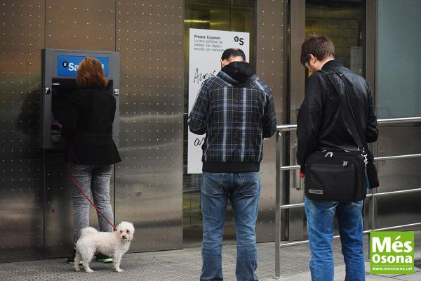 Acció retirada de diners dels bancs a Osona