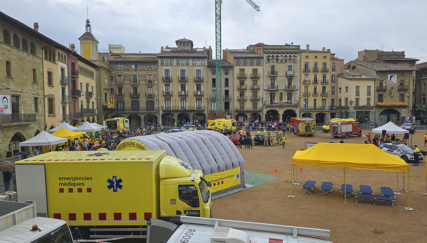 Un centenar de personas participa en un simulacro en la plaza Mayor de Vic