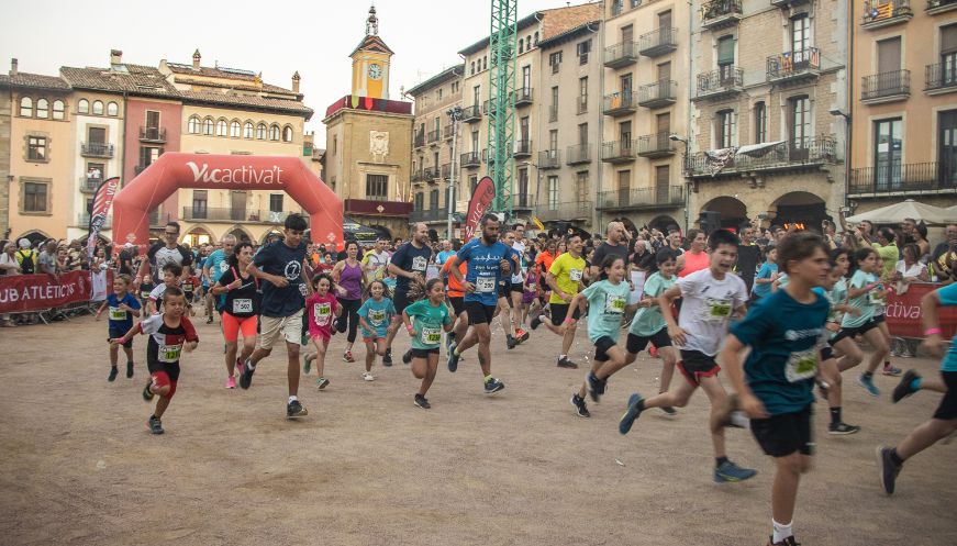 Más de 1.400 personas participan en la carrera nocturna Los 7 Portals de Vic