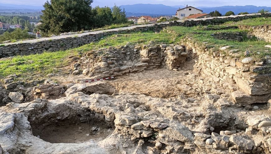 Les restes d’una muralla obren una 'nova pauta urbanística' al poblat ibèric de l’Esquerda