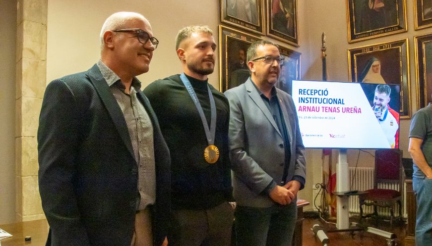 El Ayuntamiento de Vic recibe al portero vicense Arnau Tenas tras ganar la medalla de oro en París