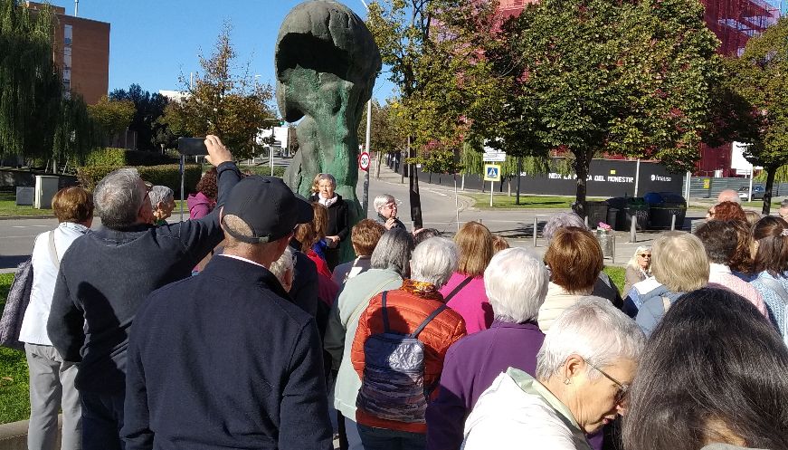 85 personas en el Paseo Cultural Popular de Vic Nord y el Castell d'en Planes