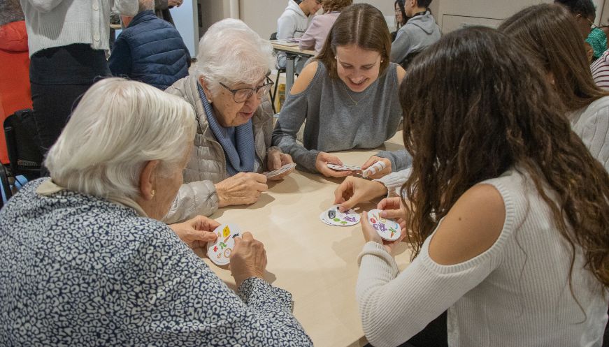 La 3a trobada Intergeneracional de Jocs de Taula uneix joves i gent gran a través del joc