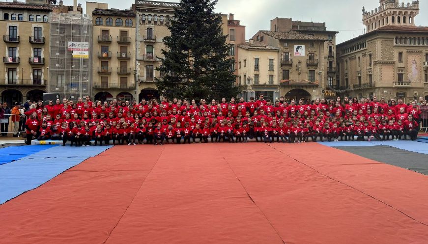 La gimnàstica solidària amb La Marató omple la Plaça Major de Vic