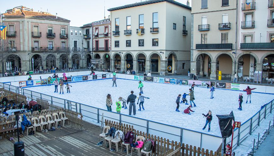 Manlleu inaugura la pista de gel de la plaça Fra Bernadí