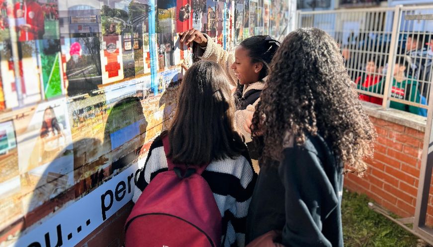 L'Institut Antoni Pous inaugura el mural “El meu Manlleu”