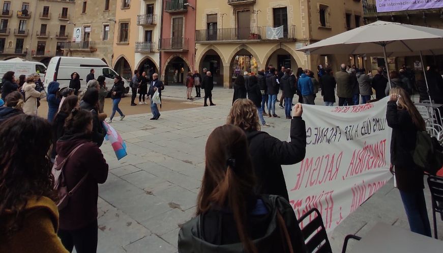 Col·lectius feministes es concentren a Vic per denunciar el “blanqueig“ del govern municipal amb l'extrema dreta