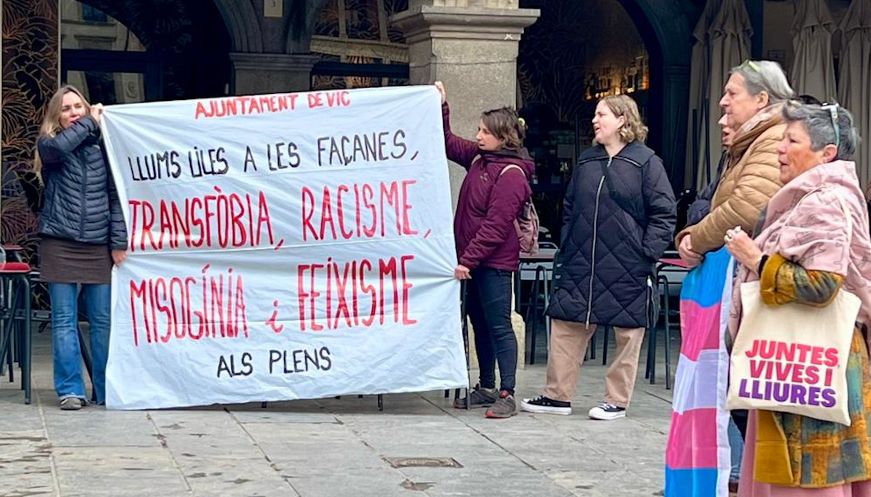 Col·lectius feministes es concentren a Vic per denunciar el “blanqueig“ del govern municipal amb l'extrema dreta 2