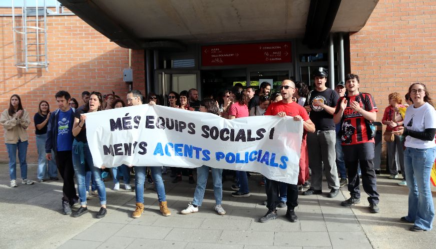 Una setantena de docents es van concentrar a Vic contra la presència de policies de paisà als centres educatius
